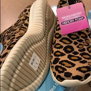 2 pairs of ladies Skechers Size 7